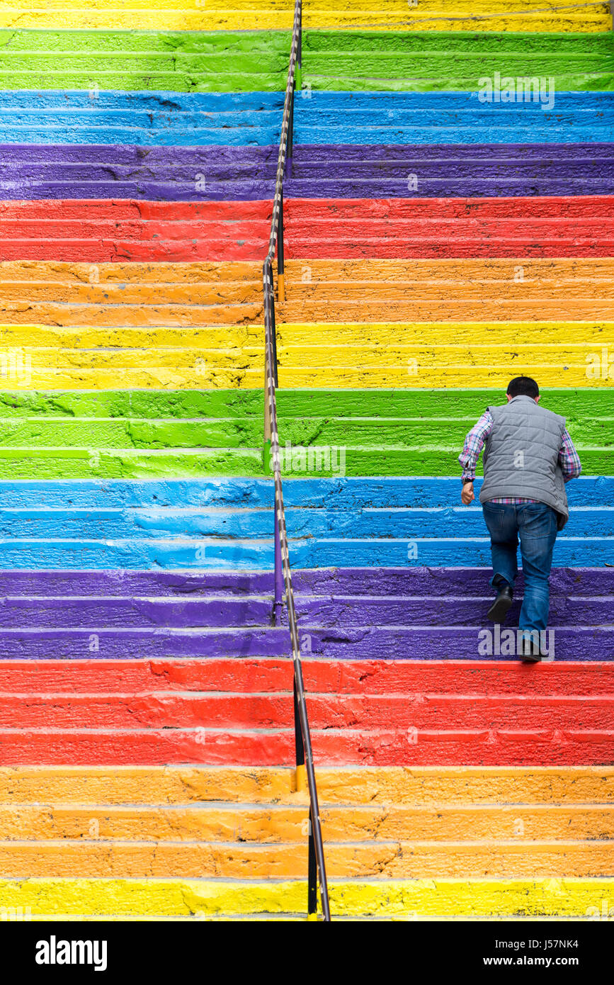 Istanbul, Turchia - 25 Aprile 2016: scale dipinte in colori Arcobaleno ad Istanbul in Turchia. l uomo a salire le scale. Istanbul, Turchia Foto Stock