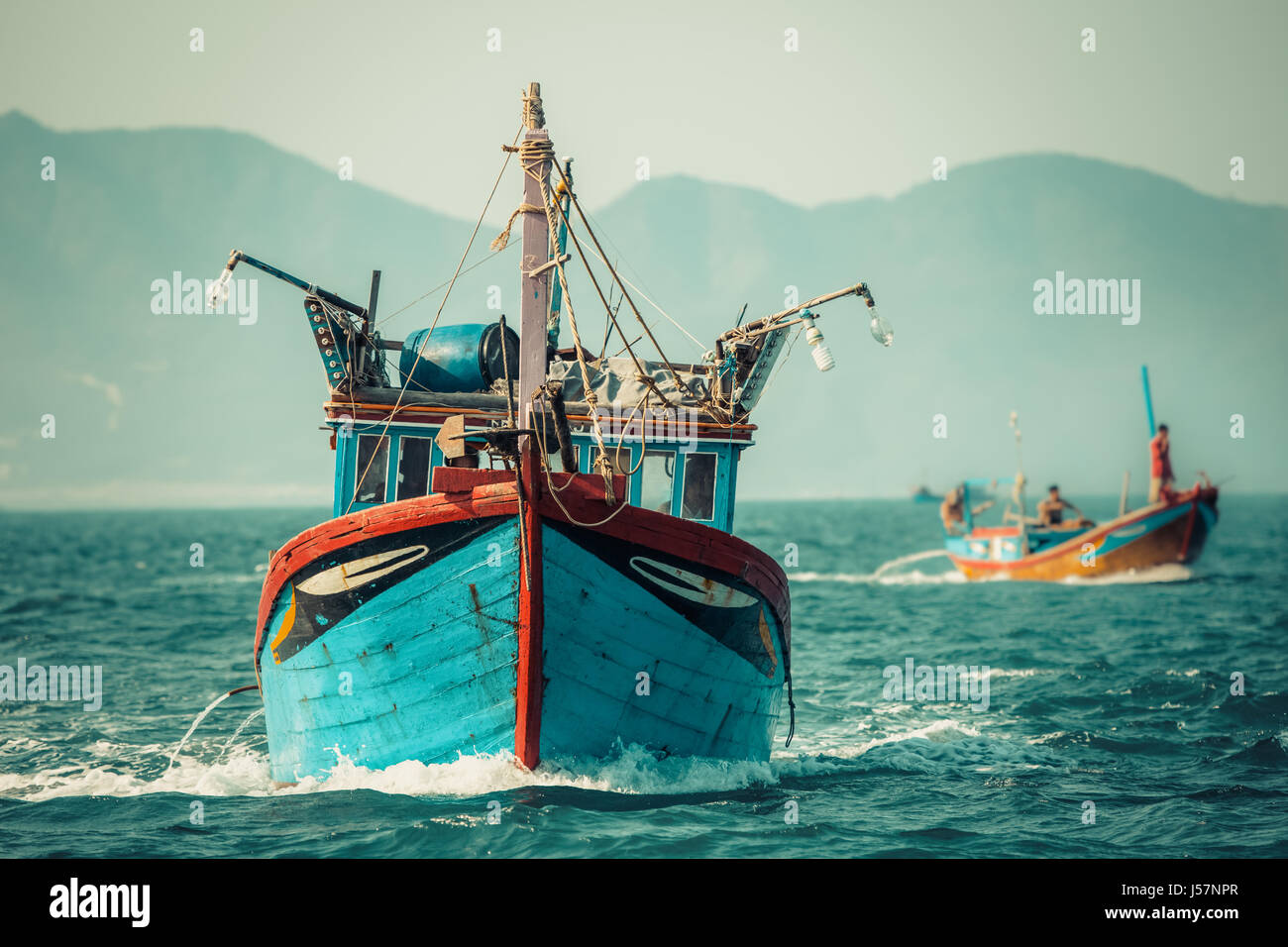 Nha Trang, Vietnam - Marzo 31, 2016: Pesca in barca a vela sulle acque di Nha Trang, Vietnam. Foto Stock