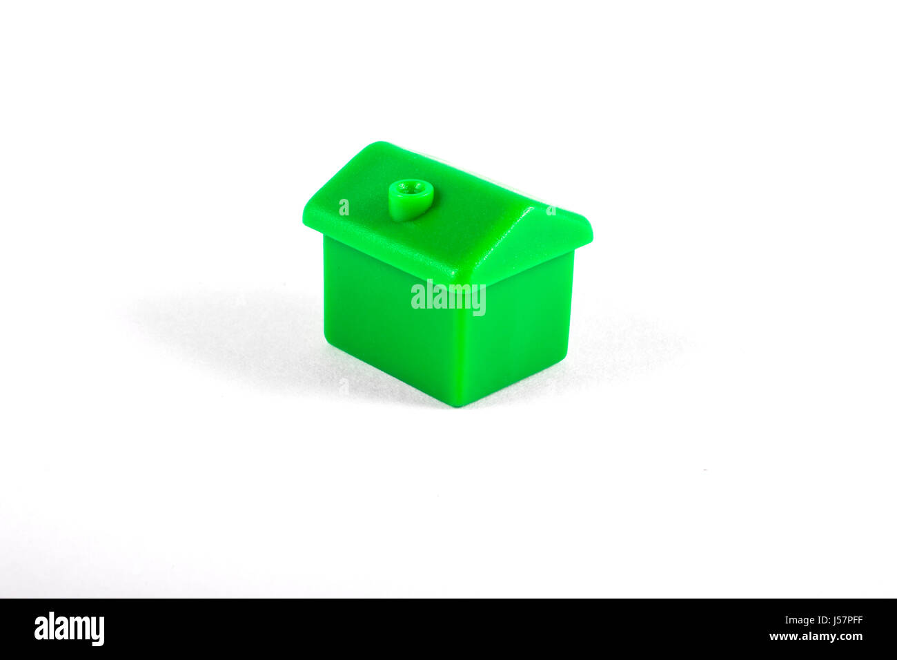 Un colore verde casa giocattolo su sfondo bianco. Foto Stock