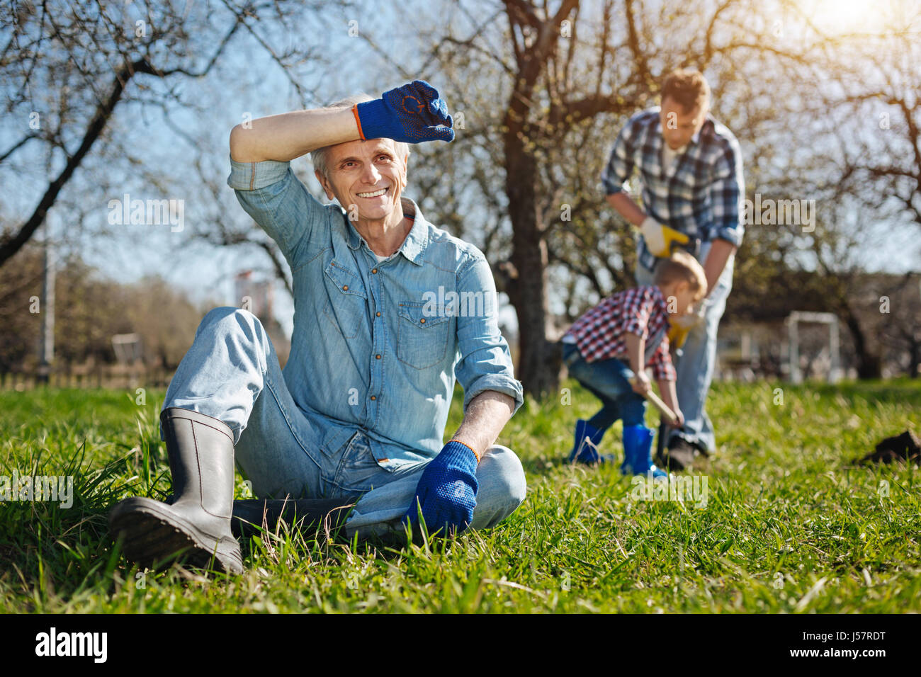 Focus su nonno avente riposare dopo una dura giornata di lavoro Foto Stock