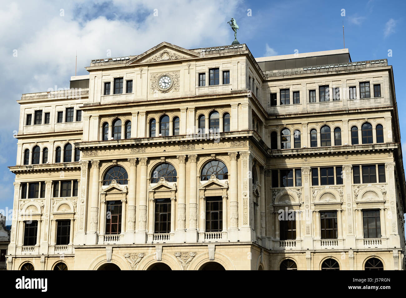 Edificio di stile eclettico del Commercio si trova nella piazza Vecchia Havana downtown - Havana, Cuba Foto Stock