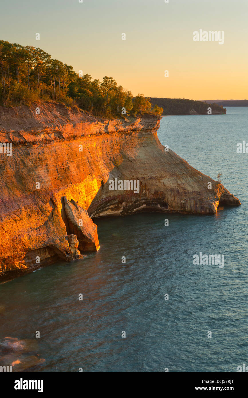 Tramonto lungo le scogliere di Pictured Rocks National Lakeshore nella Penisola Superiore del Michigan.. Stati Uniti d'America Foto Stock