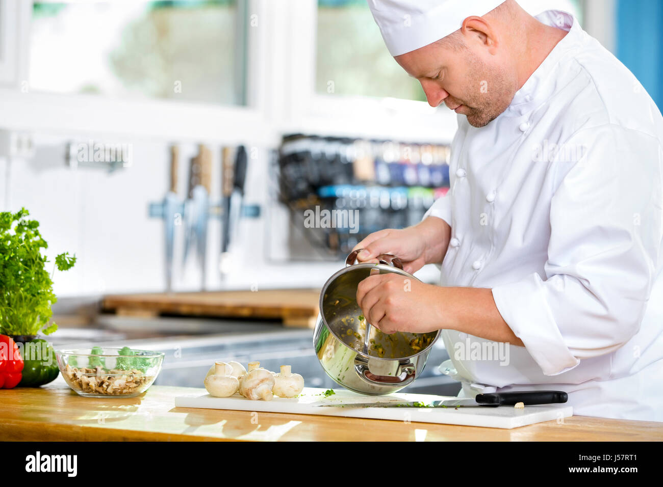 Chef professionisti rende piatti nella cucina di grandi dimensioni Foto Stock