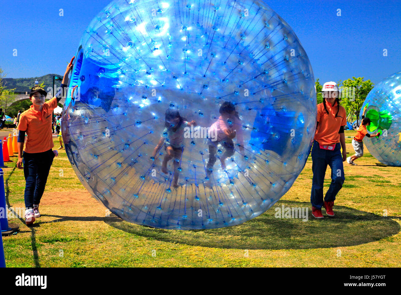 Zorbing a Echigo Hillside Park Nagaoka città Niigata Giappone Foto Stock