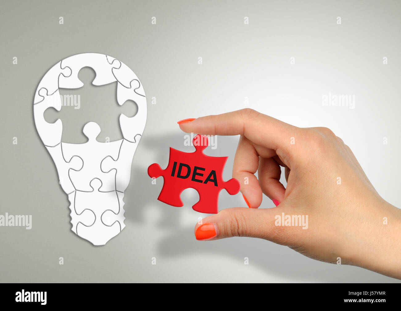 Idea concetto creativo, piegare a mano la lampada dal puzzle Foto Stock
