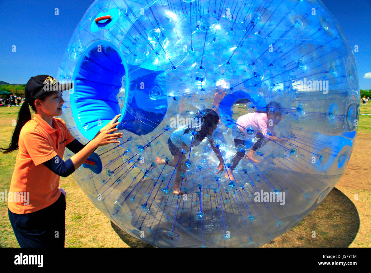 Zorbing a Echigo Hillside Park Nagaoka città Niigata Giappone Foto Stock