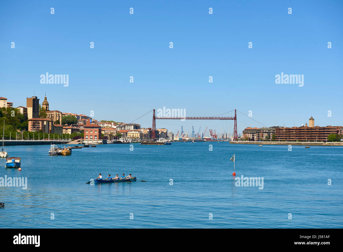 Fiume Nervion e Transporter Bridge (Puente de Bizkaia) all'sfondi, Biscaglia, Paesi Baschi, Spagna, Europa Foto Stock