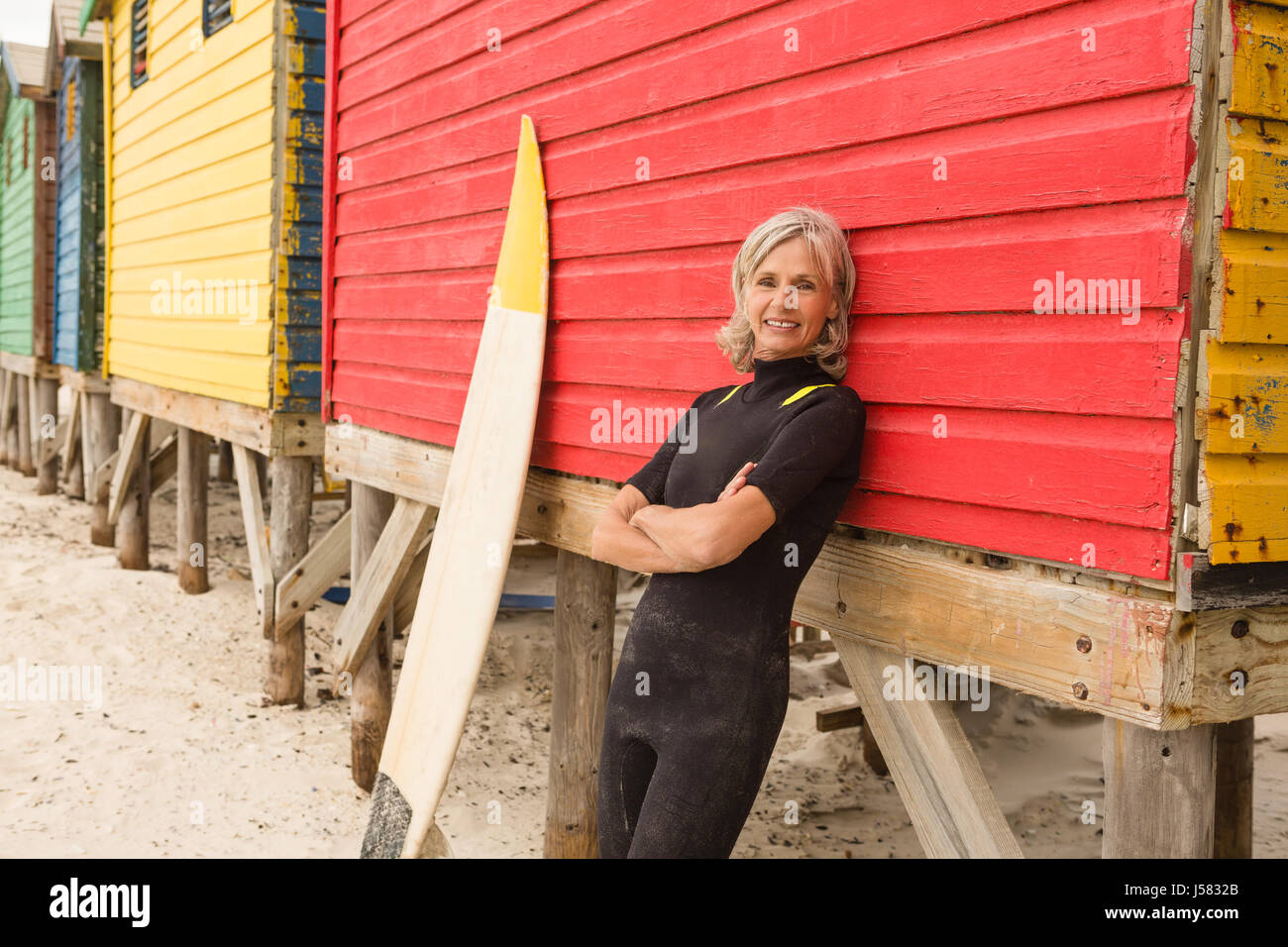 Ritratto di donna senior appoggiata sulla capanna di rosso Foto Stock