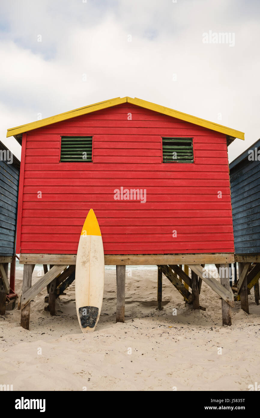 Tavola da Surf da red capanna sulla sabbia in spiaggia Foto Stock