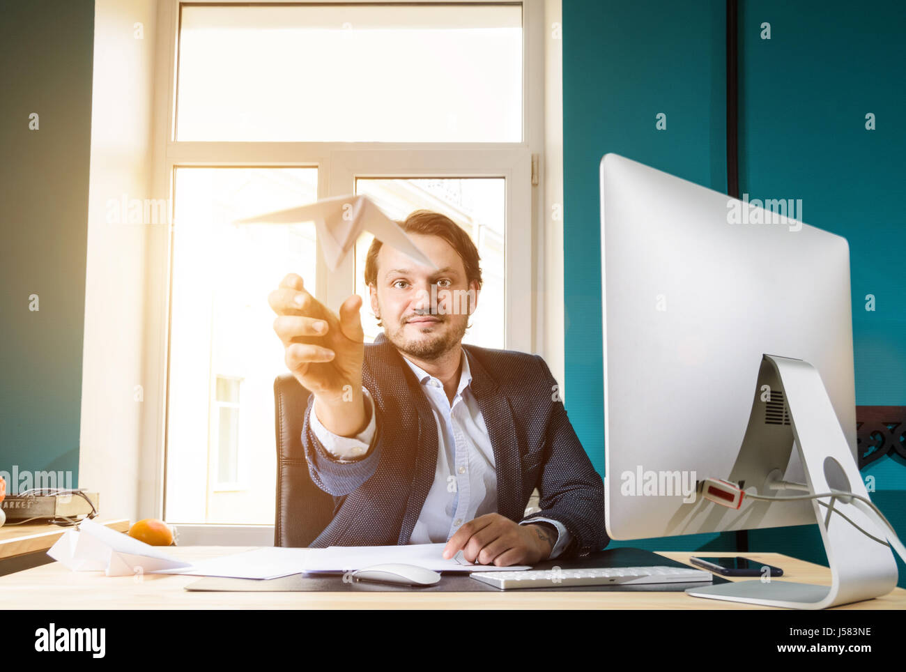 Imprenditore gettando aeroplano di carta Foto Stock