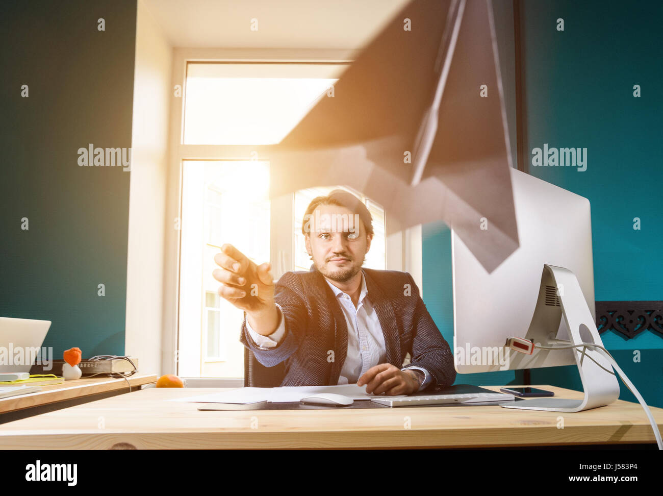 Imprenditore gettando aeroplano di carta Foto Stock