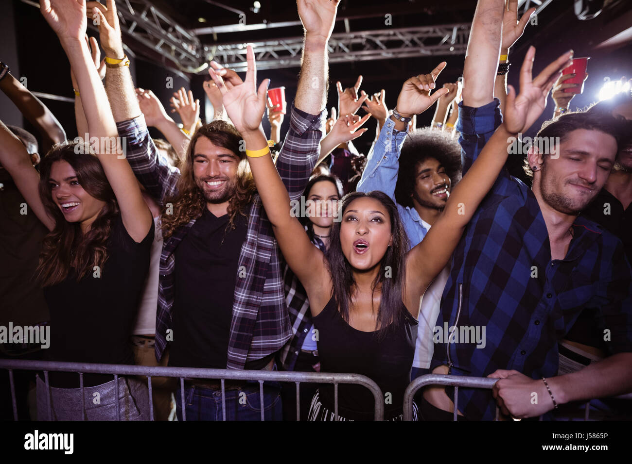 Felice folla godendo presso il festival di musica in discoteca Foto Stock