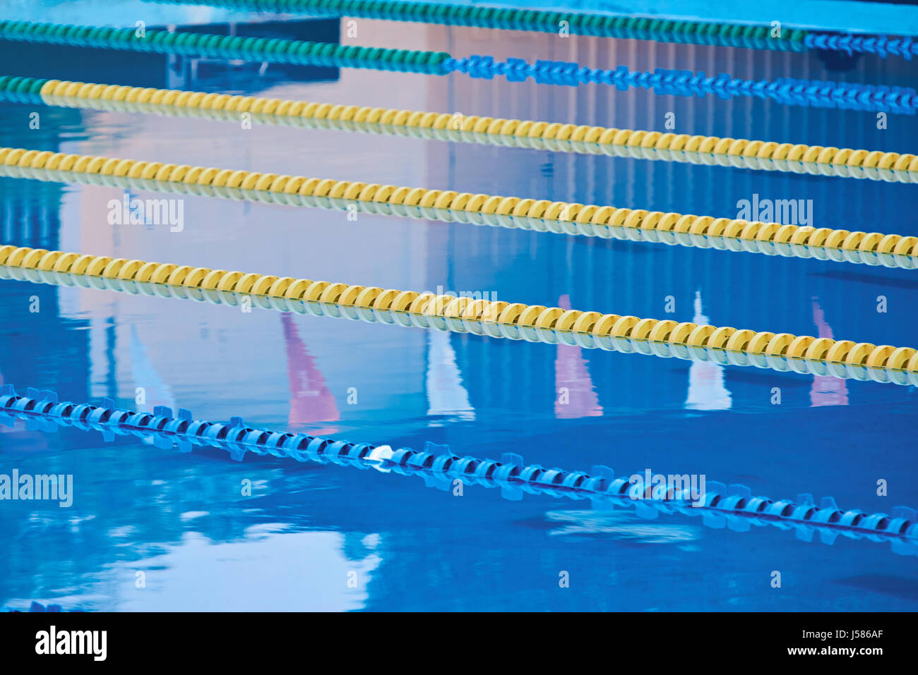 Corsie in acqua blu piscina. Pulire chiaro ancora acqua in piscina olimpica Foto Stock