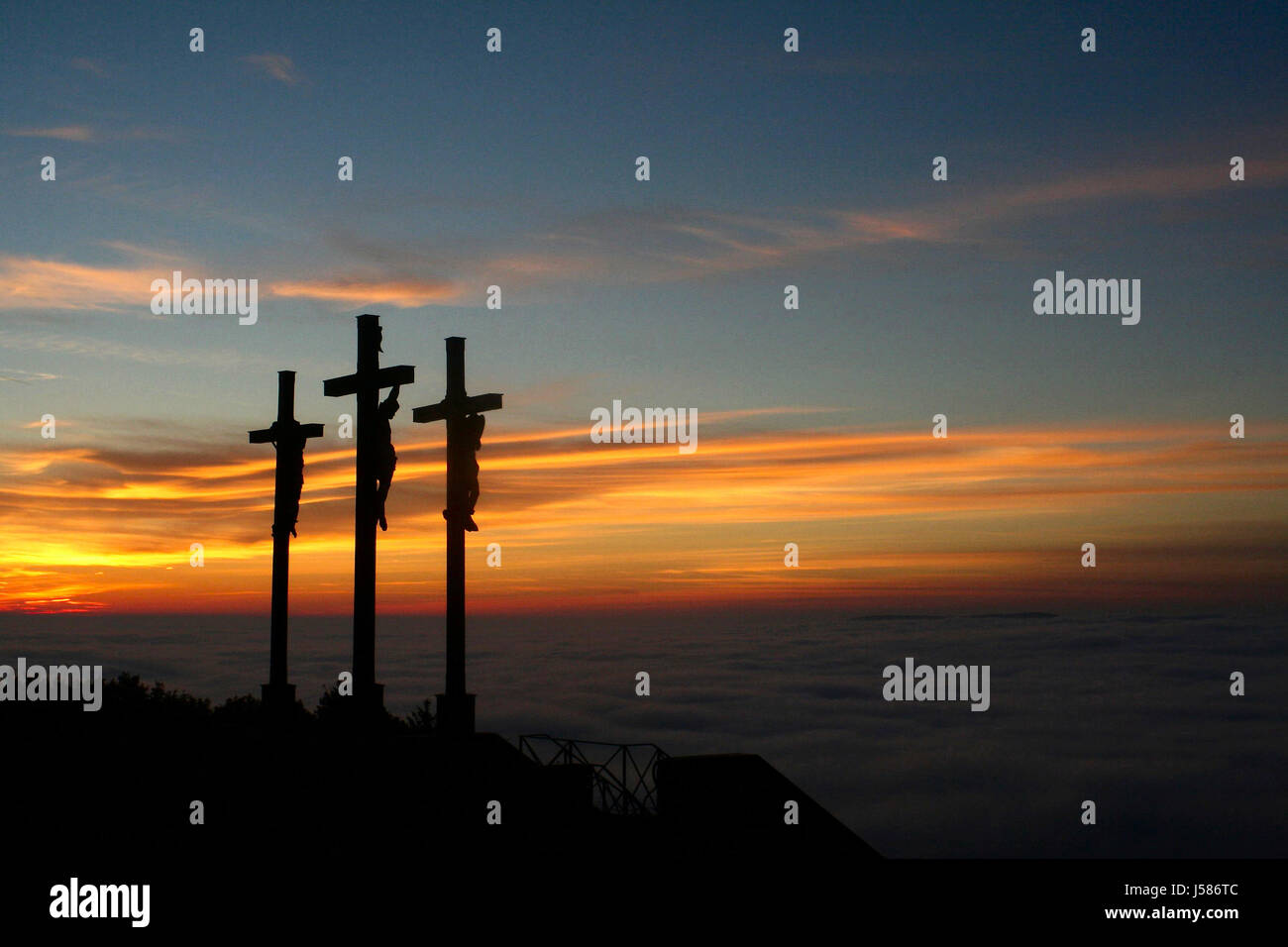 La morte del tramonto escursione romantica escursioni escursione croce mistica nebbia mistico luogo di Foto Stock