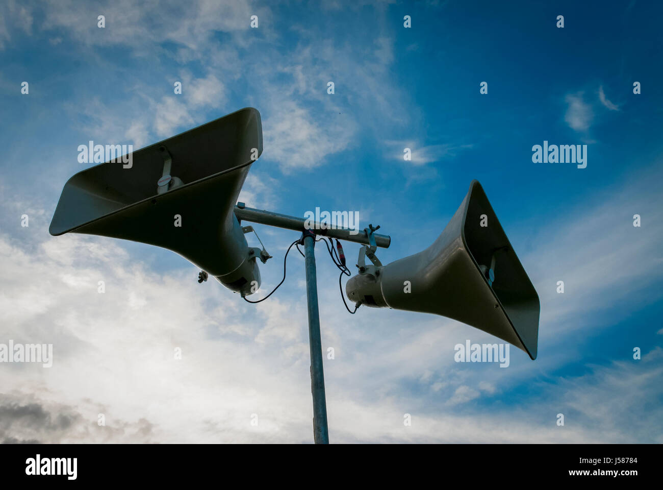 Sistema di comunicazione al pubblico contro un cielo blu Foto Stock