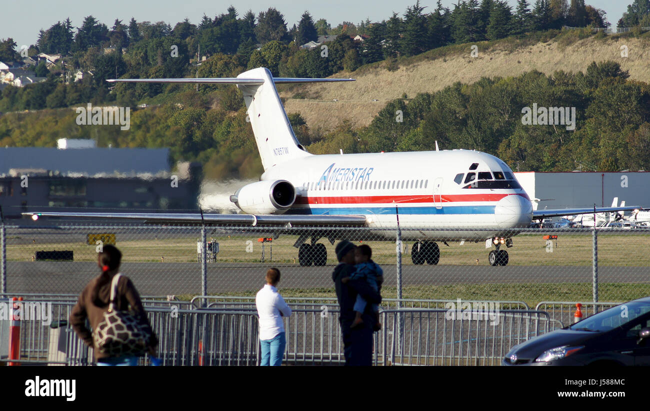 SEATTLE, WASHINGTON, STATI UNITI D'AMERICA - ottobre 2nd, 2014: dal casino' Ameristar McDonnell Douglas DC-9, N785TW partenza alla Boeing Airfield Foto Stock