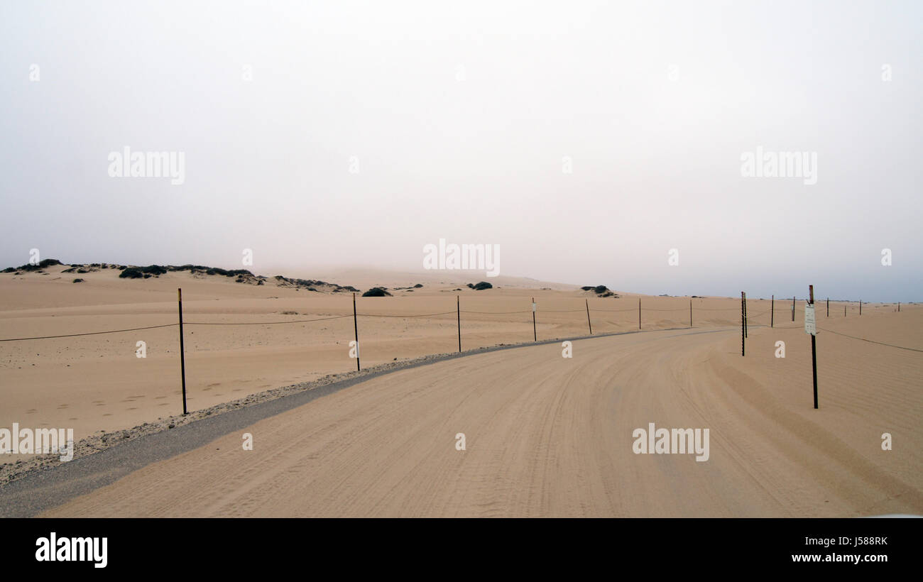 Guadalupe-Nipomo, CALIFORNIA, STATI UNITI - Ott 8, 2014: le dune di sabbia e una strada all interno del Parco Nazionale in CA lungo la strada n. 1, STATI UNITI D'AMERICA Foto Stock