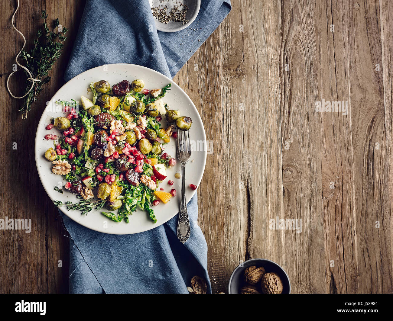 Brussel germogliano con insalata di cavolo verza e smaltate castagne Foto Stock