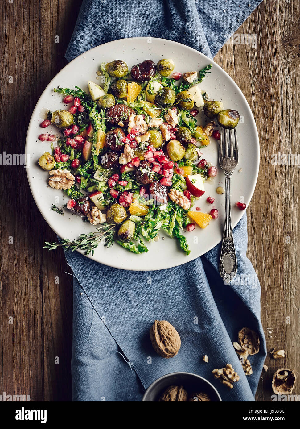 Brussel germogliano con insalata di cavolo verza e smaltate castagne Foto Stock