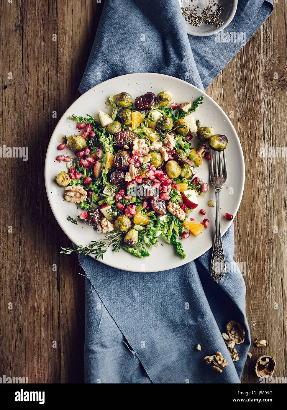 Brussel germogliano con insalata di cavolo verza e smaltate castagne Foto Stock