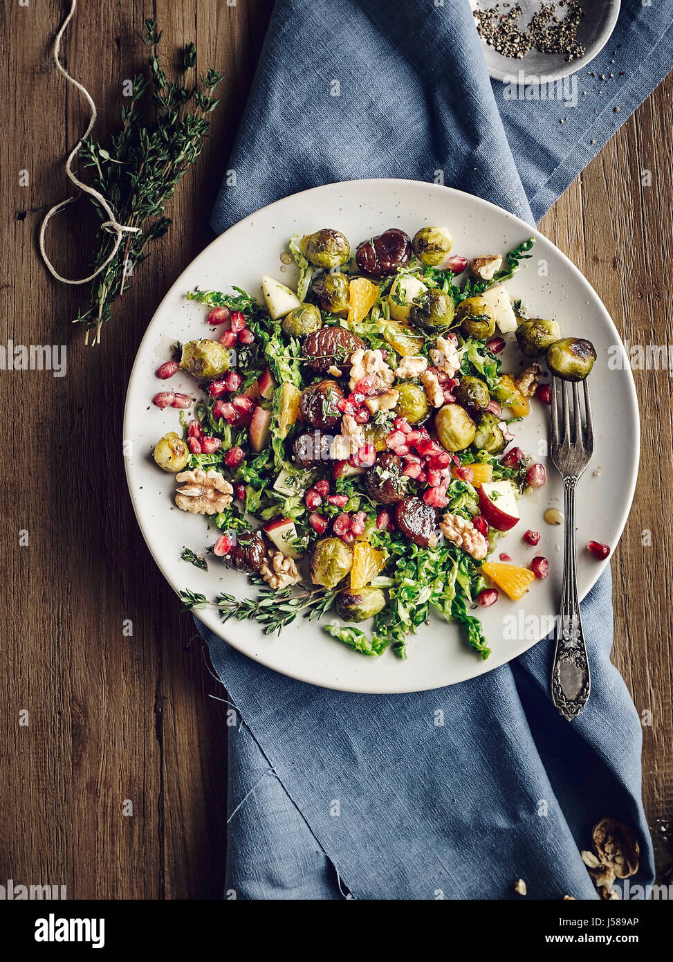 Brussel germogliano con insalata di cavolo verza e smaltate castagne Foto Stock