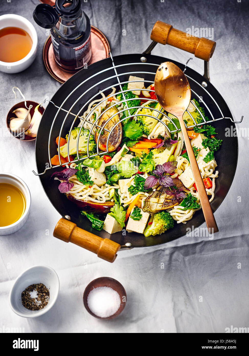 Wok asiatici con piatto di spaghetti e tofu Foto Stock