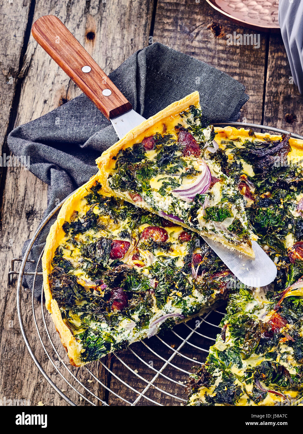 Quiche con cavolo e salsiccia affumicata Foto Stock