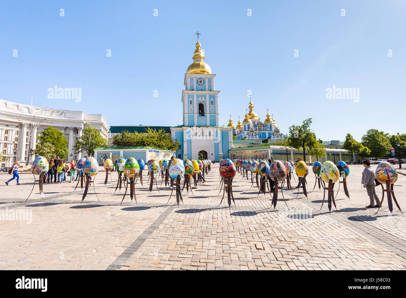 KIEV, UCRAINA - 5 Maggio 2017: le persone e le uova di Pasqua su St Michael's Square di fronte a San Michele Monastero Golden-Domed nella città di Kiev. Il monast Foto Stock