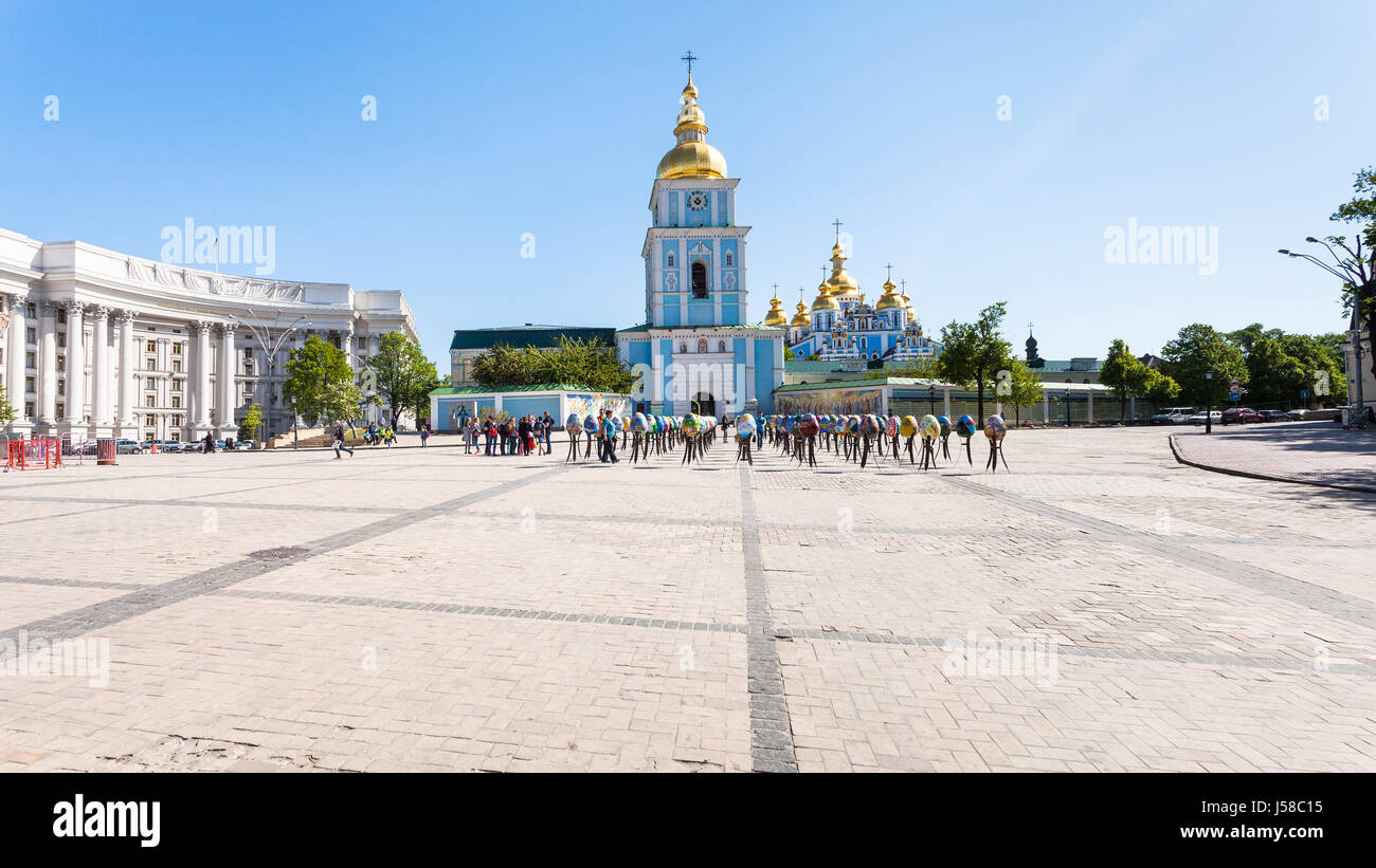 KIEV, UCRAINA - 5 Maggio 2017: St Michael's Square con turisti e uova di Pasqua di fronte a San Michele Monastero Golden-Domed nella città di Kiev. Il mo Foto Stock