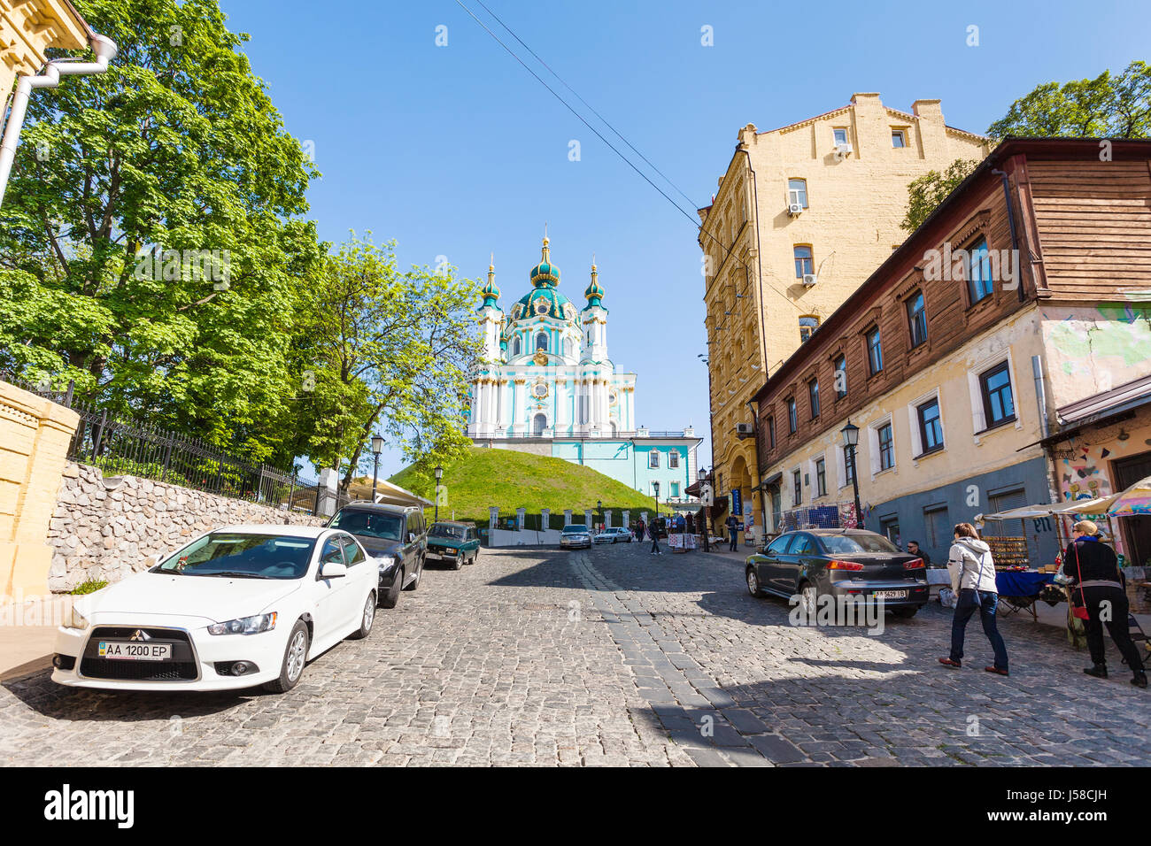 KIEV, UCRAINA - 5 Maggio 2017: persone su Andriyivskyy discesa e vista di St Andrew's chiesa nella città di Kiev in primavera. La chiesa fu costruita nel 1747- Foto Stock