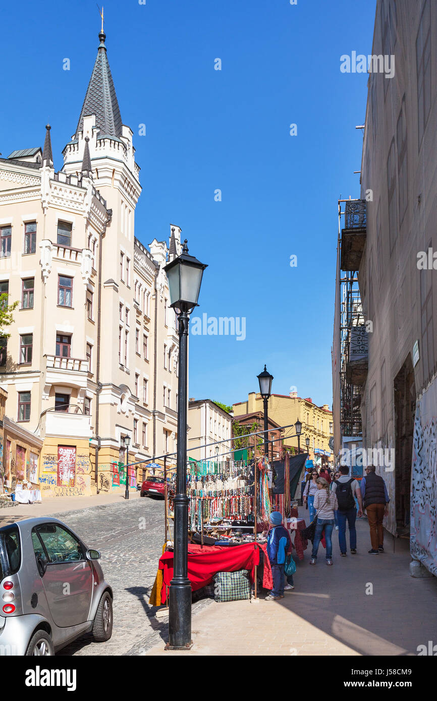 KIEV, UCRAINA - 5 Maggio 2017: turisti nei pressi di negozi di articoli da regalo su Andriyivskyy discesa nella città di Kiev in primavera. Questa strada superiore di collegamento quartiere della città e t Foto Stock