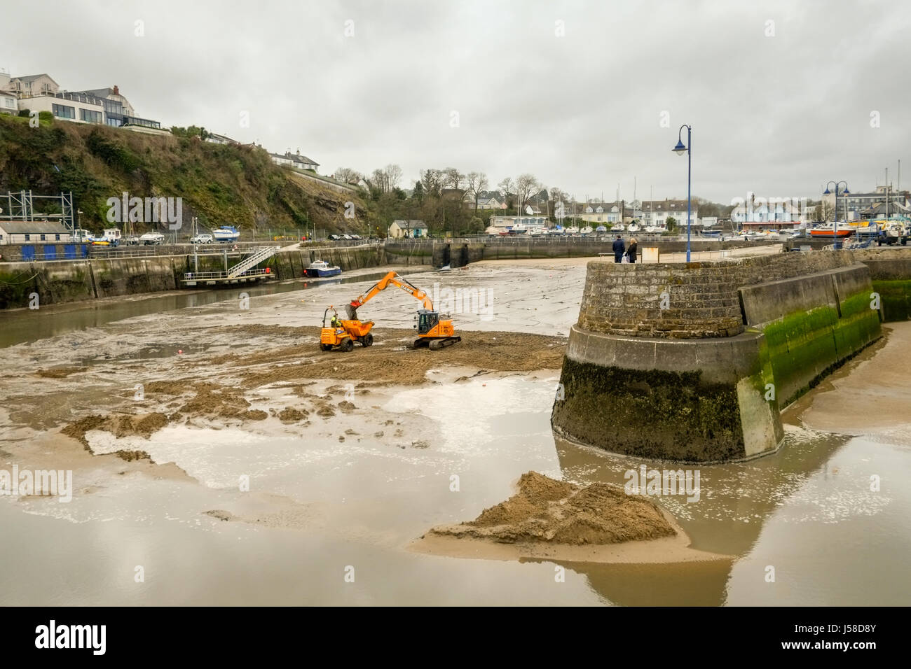 Saundersfoot Harbour manutenzione. Impianto di pesanti macchinari per aiutare a mantenere il canale chiaro. Pembrokeshire, West Wales. Regno Unito. Foto Stock