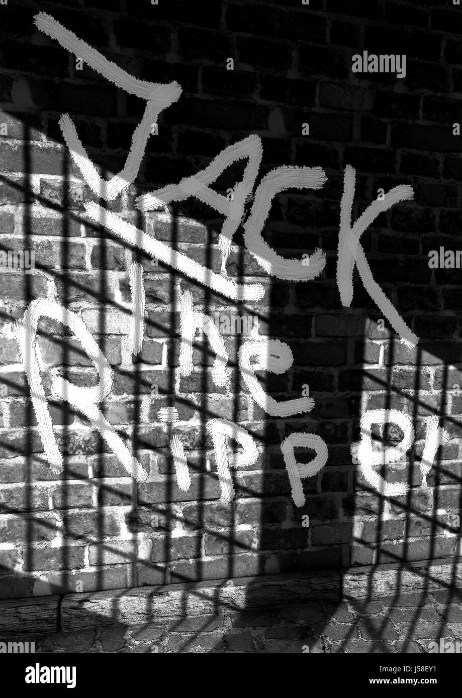 Shine brilla luminosa luce della Lucent Technologies serena tenebra luminosa wall London Inghilterra England Foto Stock