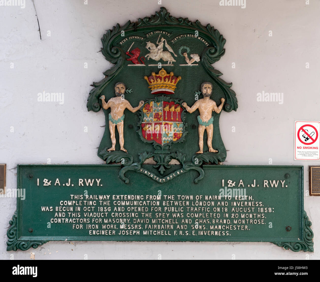 Una lapide commemorativa a Inverness stazione ferroviaria, Scotland, Regno Unito commemorando Inverness e Aberdeen ferroviaria comune Foto Stock