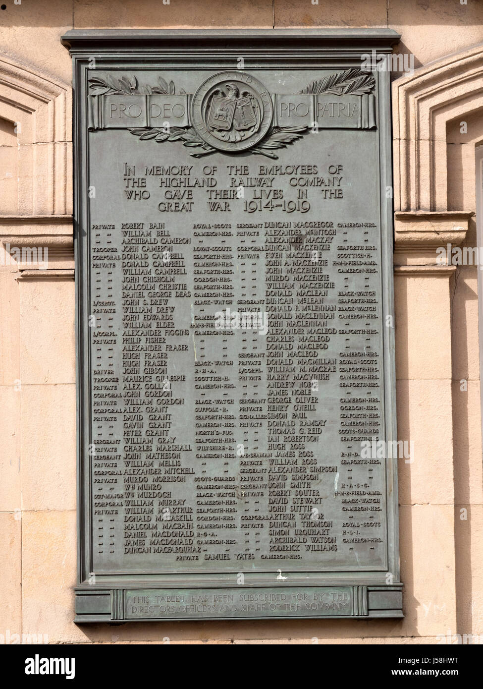 Una lapide commemorativa in memoria dei dipendenti delle Highland azienda ferroviaria che morì durante la Grande guerra 1914-1919, Inverness stazione ferroviaria, Inverness Foto Stock