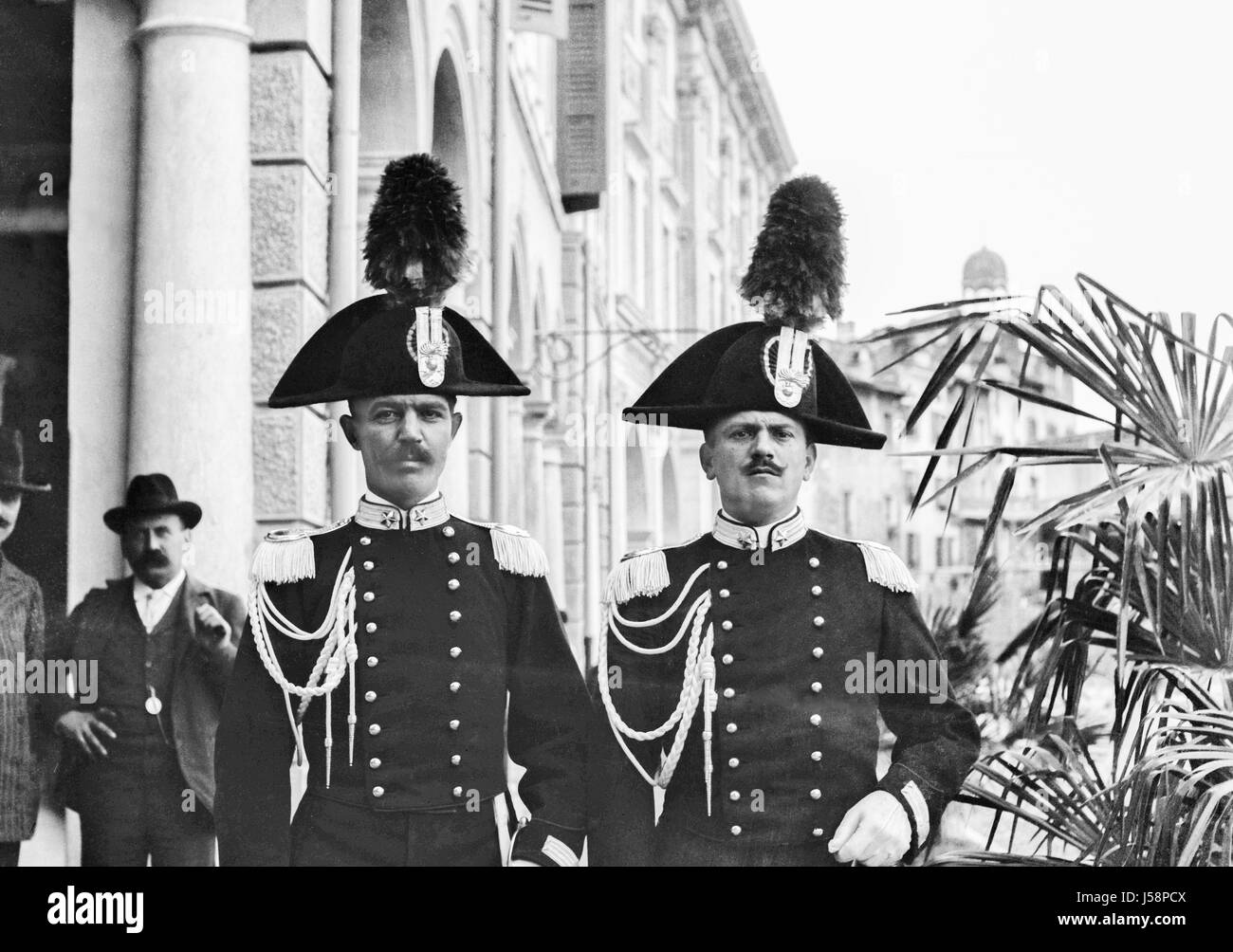 Due Carabinieri in pieno abito posa uniforme per la telecamera su una strada di città nel 1900. Ripristinato da una scansione ad alta risoluzione prese dal negativo originale. Foto Stock