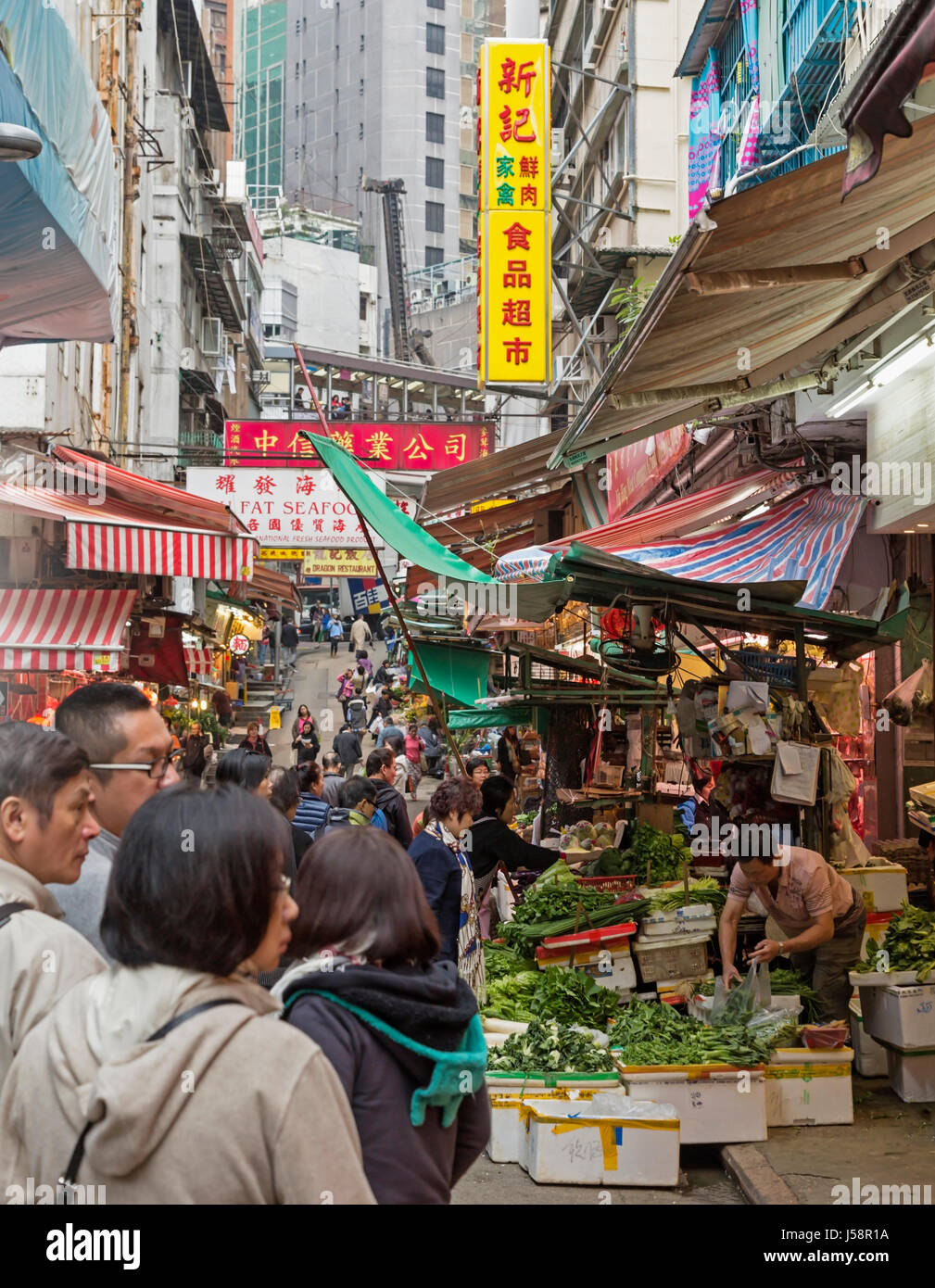 Hong Kong, Cina. Aprire tipici fronteggiata fruttivendolo shop in stallo Gage Street. Foto Stock