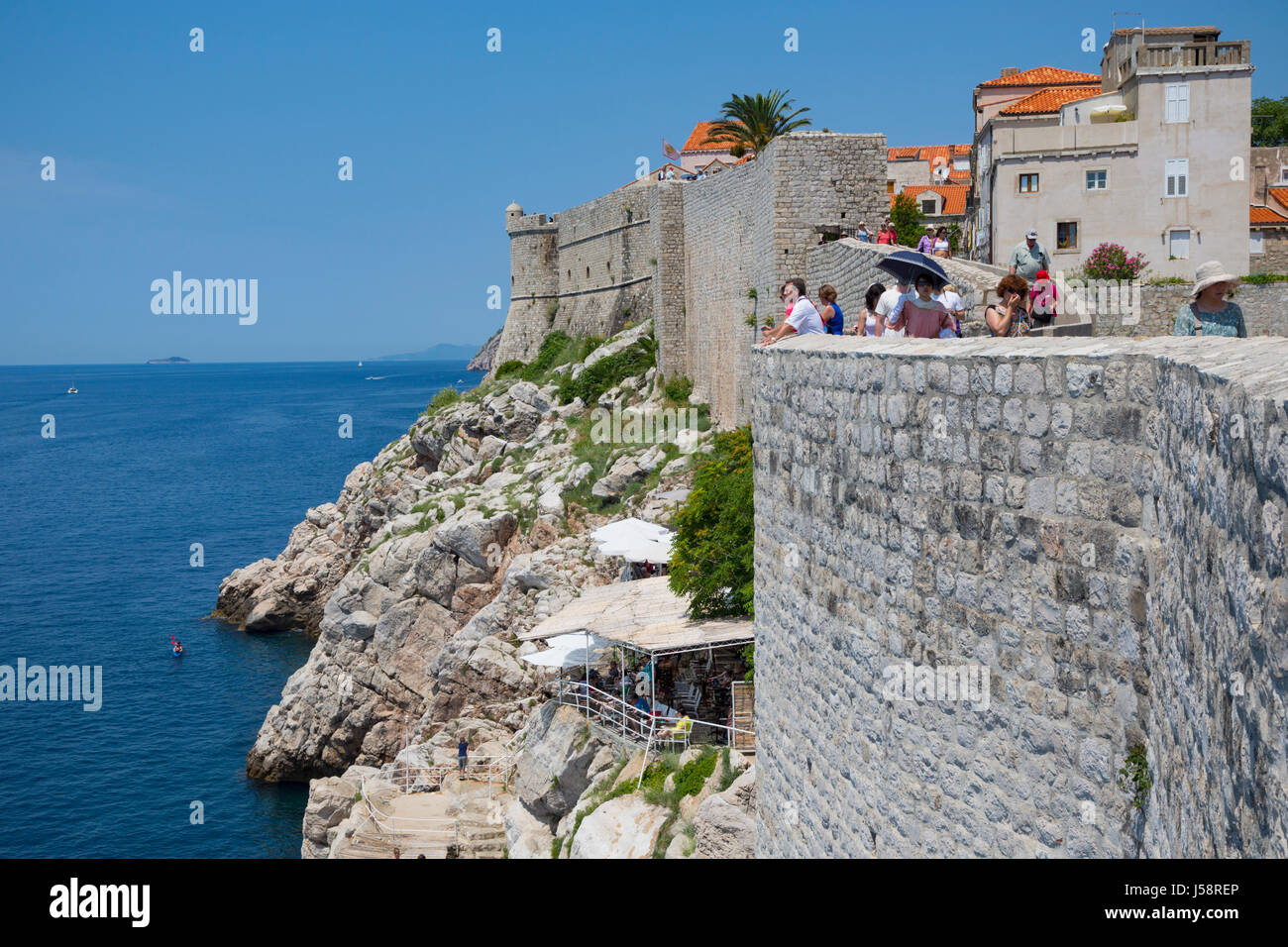 Dubrovnik, Dubrovnik-Neretva County, Croazia. Visitatori sulla passeggiata delle mura della città vecchia. La città vecchia di Dubrovnik è un sito Patrimonio Mondiale dell'UNESCO Foto Stock