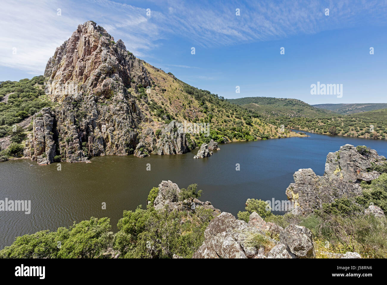 Monfragüe National Park, provincia di Cáceres, Estremadura, Spagna. Jose Maria de Oriol-Alcantara serbatoio, comunemente noto come il Embalse de Alcantara, o Foto Stock