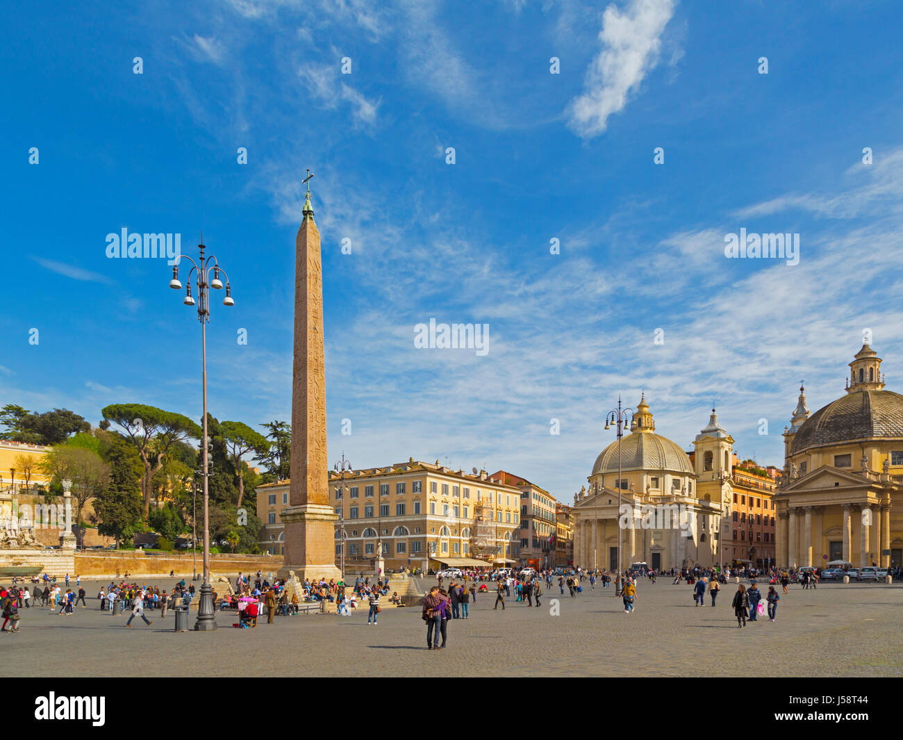 Roma, Italia. Piazza del Popolo. L'obelisco è stato portato da Heliopolis, Egitto durante il regno dell'Imperatore Augusto. Il centro storico di Ro Foto Stock