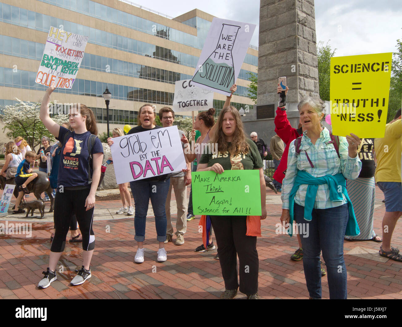 Asheville, North Carolina, Stati Uniti d'America - 22 Aprile 2017: una folla di dimostranti contiene segni e parlare fino a promuovere la scienza al centro di Asheville's Pack Squ Foto Stock