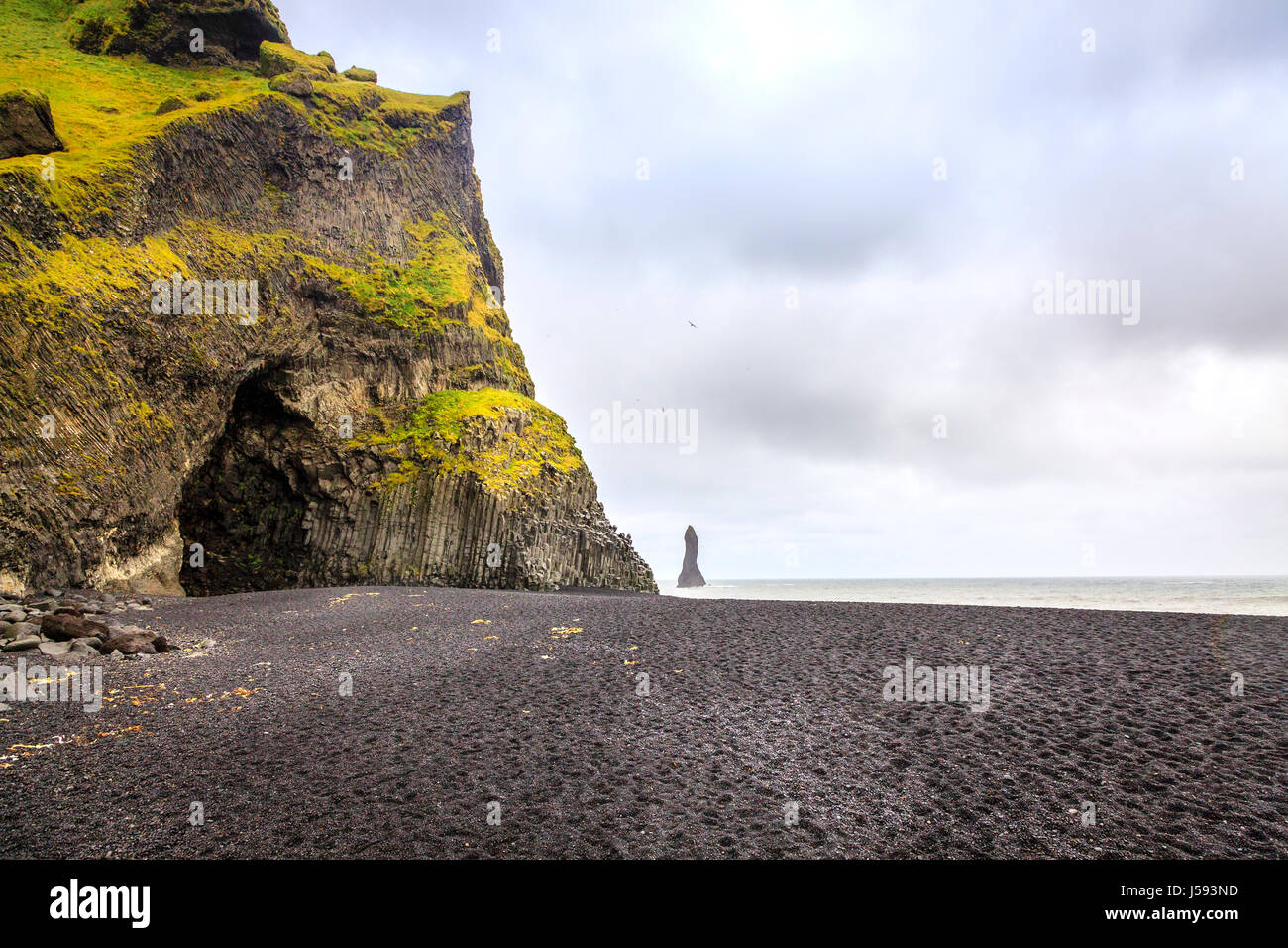 Grotta di basalto in corrispondenza di Reynisfjara spiaggia a sud dell'Islanda Foto Stock