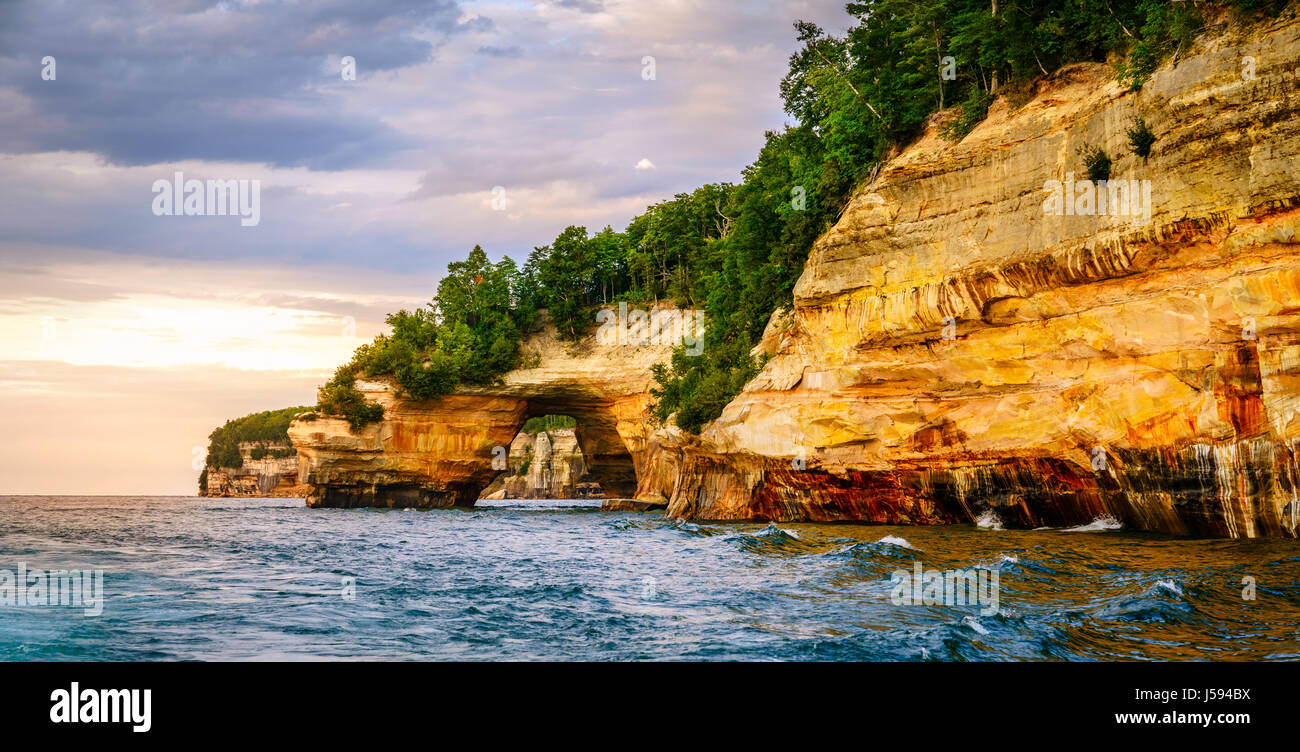 Gli amanti del rock Leap formazione a Pictured Rocks National Lakeshore sulla Penisola Superiore, Michigan Foto Stock