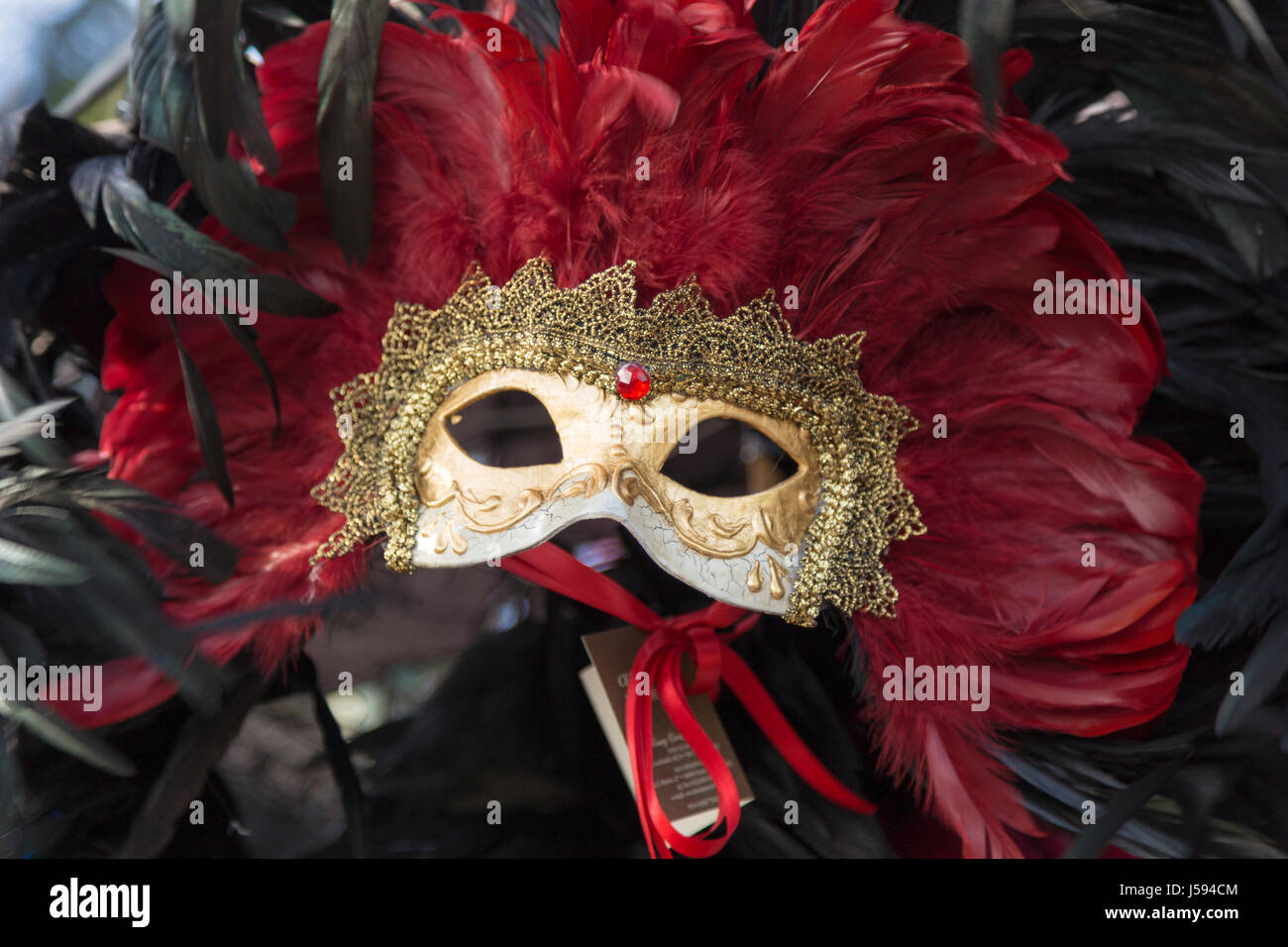 L'Italia, Venezia Carnevale veneziano di maschere per la vendita. Foto Stock