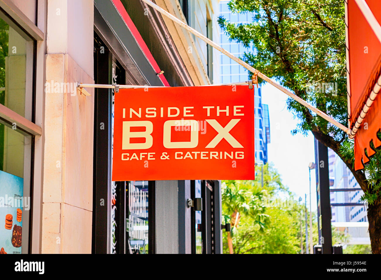 All'interno del Box cafè e il catering di colore arancione e bianco segno di overhead in downtown Tampa Florida Foto Stock