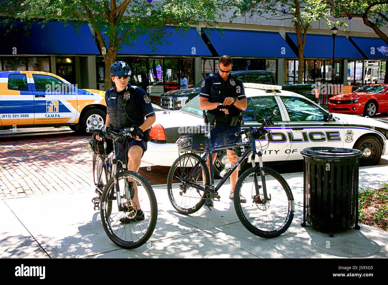 Due poliziotti in Bicicletta del Tampa forza di polizia nell'area del centro cittadino di questa città della Florida Foto Stock