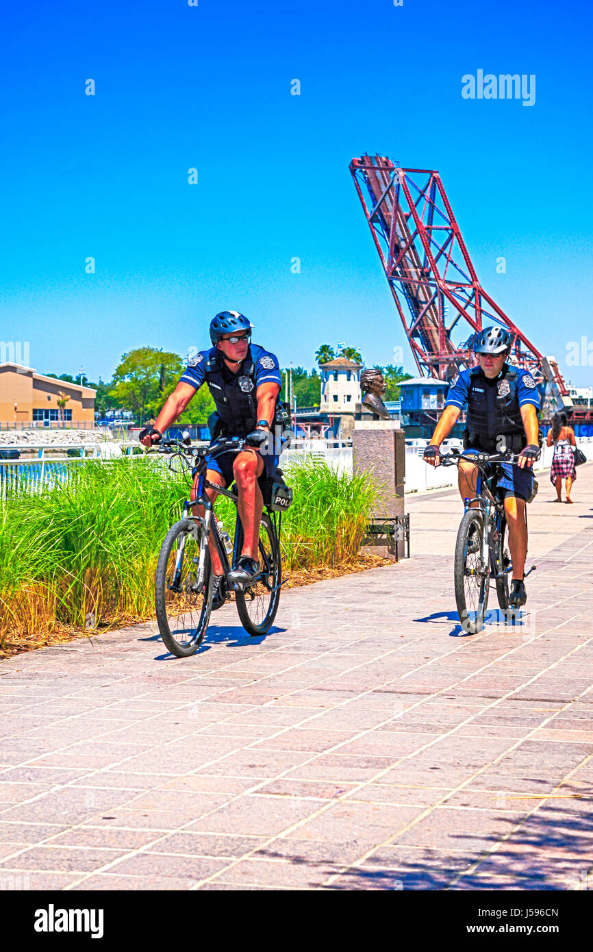 Due poliziotti in bicicletta pattuglia il Riverwalk in downtown Tampa FL Foto Stock