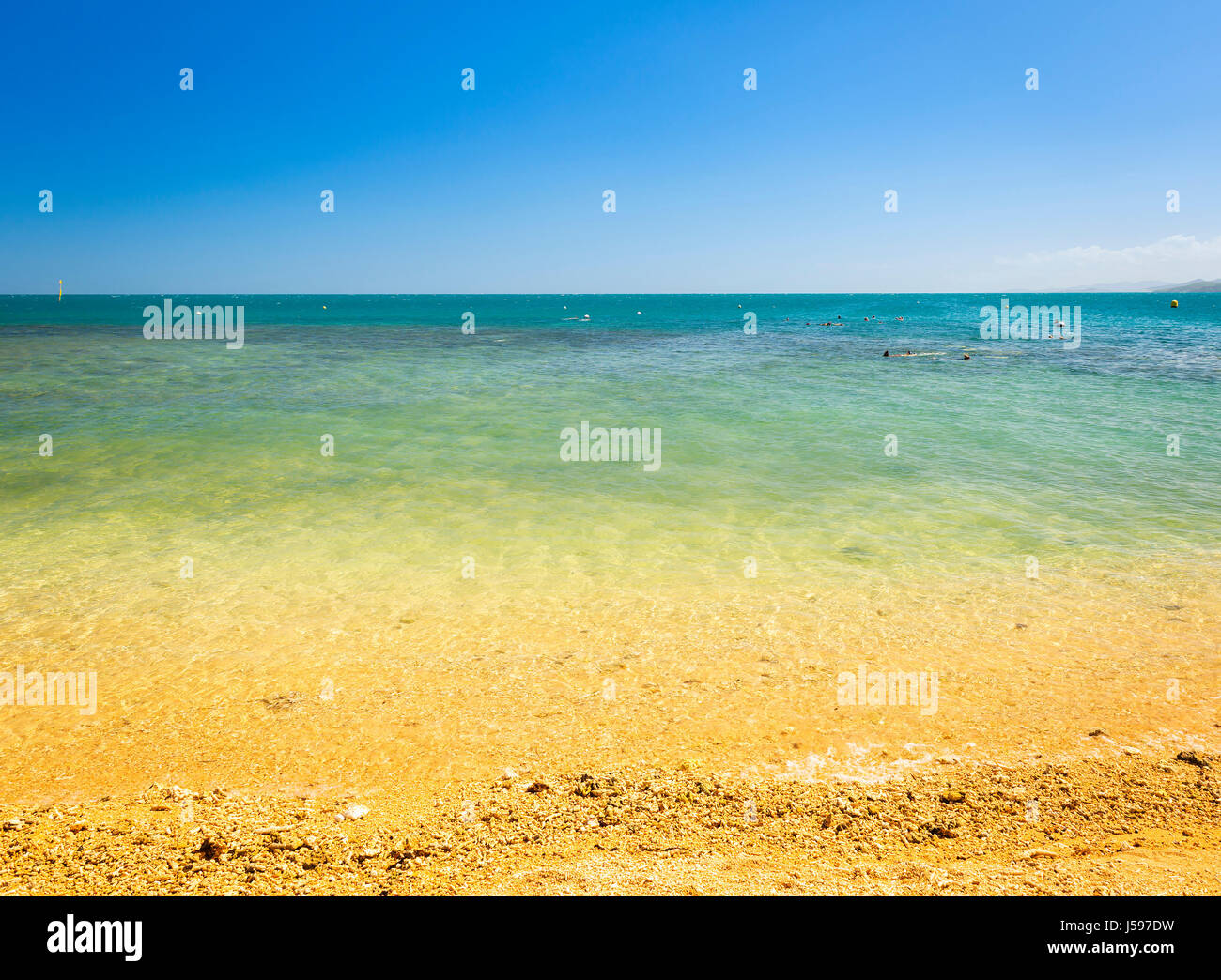 Vista dall isola di anatra su chiare acque tropicali in Nuova Caledonia nel Pacifico del Sud Foto Stock