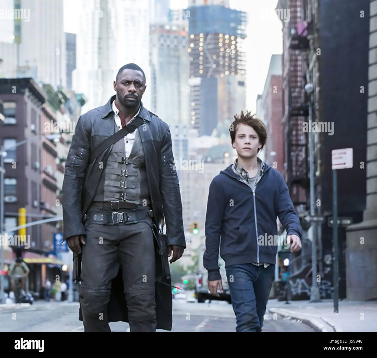 La torre scuro 2017 Sony Pictures film con Idris Elba a sinistra e Nicholas Hamilton Foto Stock