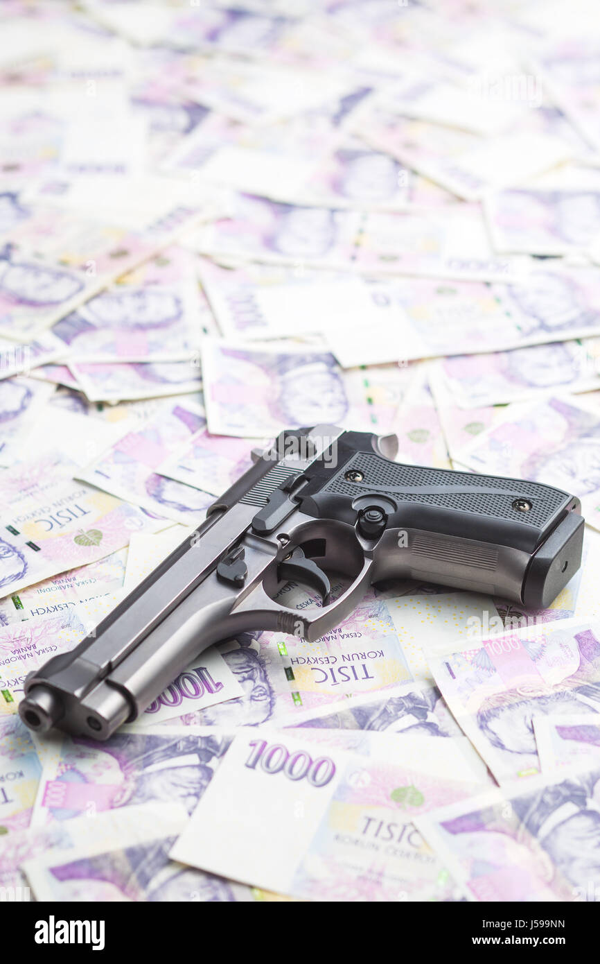 Uso della pistola e il ceco di carta moneta. Foto Stock